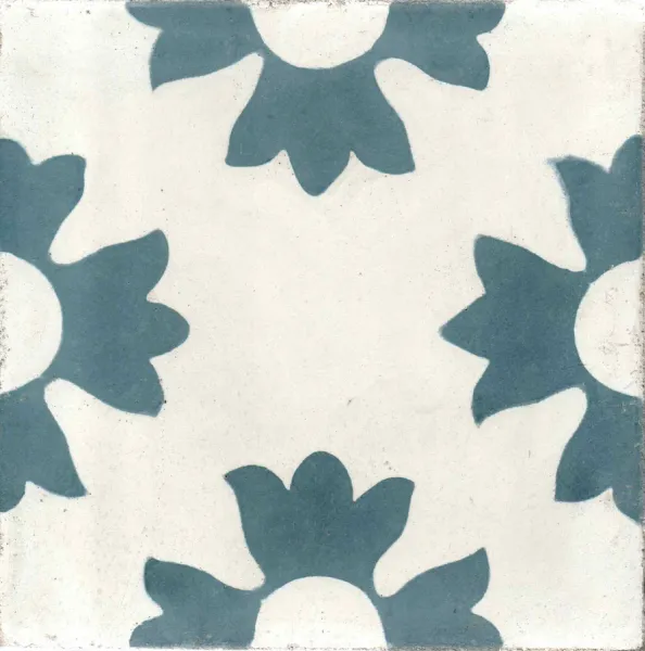 Baldosa calcárea artesanal con diseño de flores azules con fondo blanco.