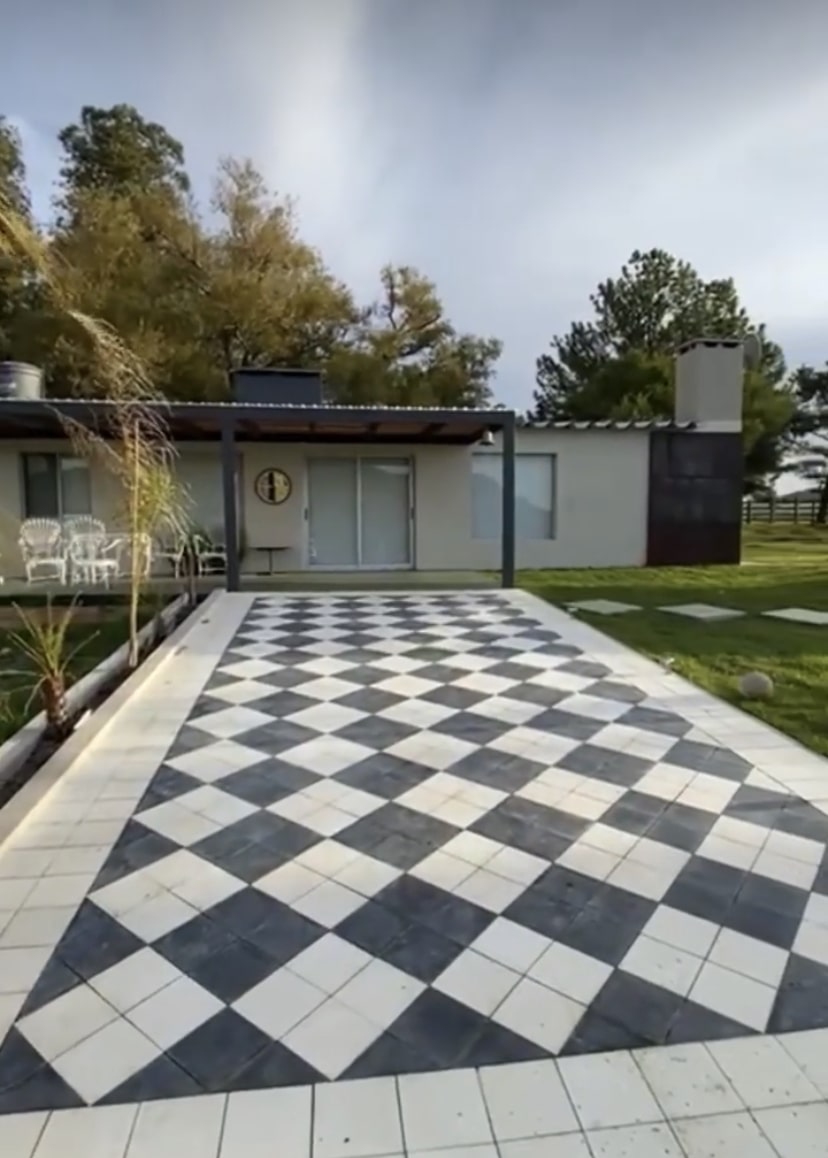 Patios exteriores con baldosas calcáreas en Uruguay